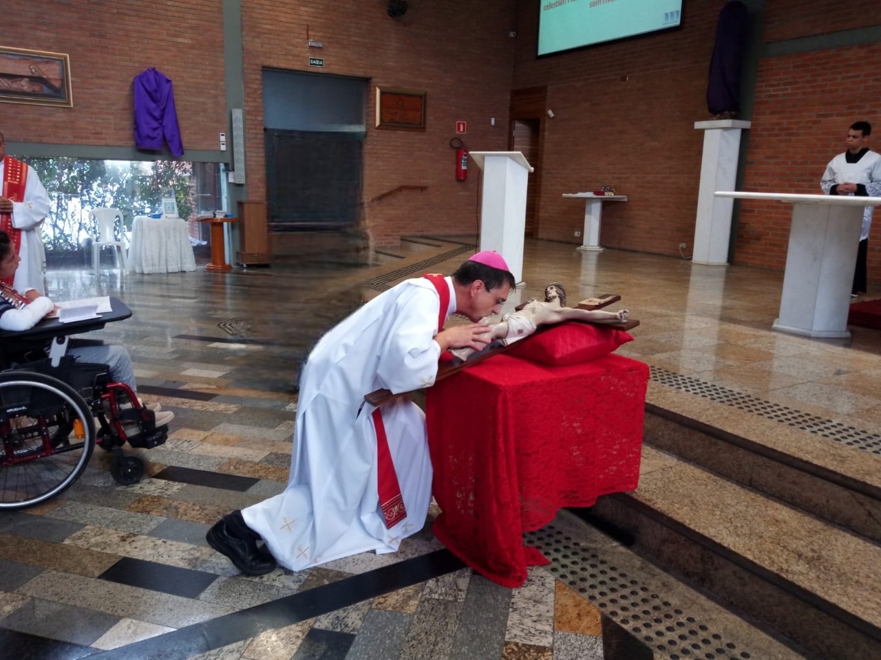 Fiéis recebem Dom José Benedito para as celebrações da Semana Santa