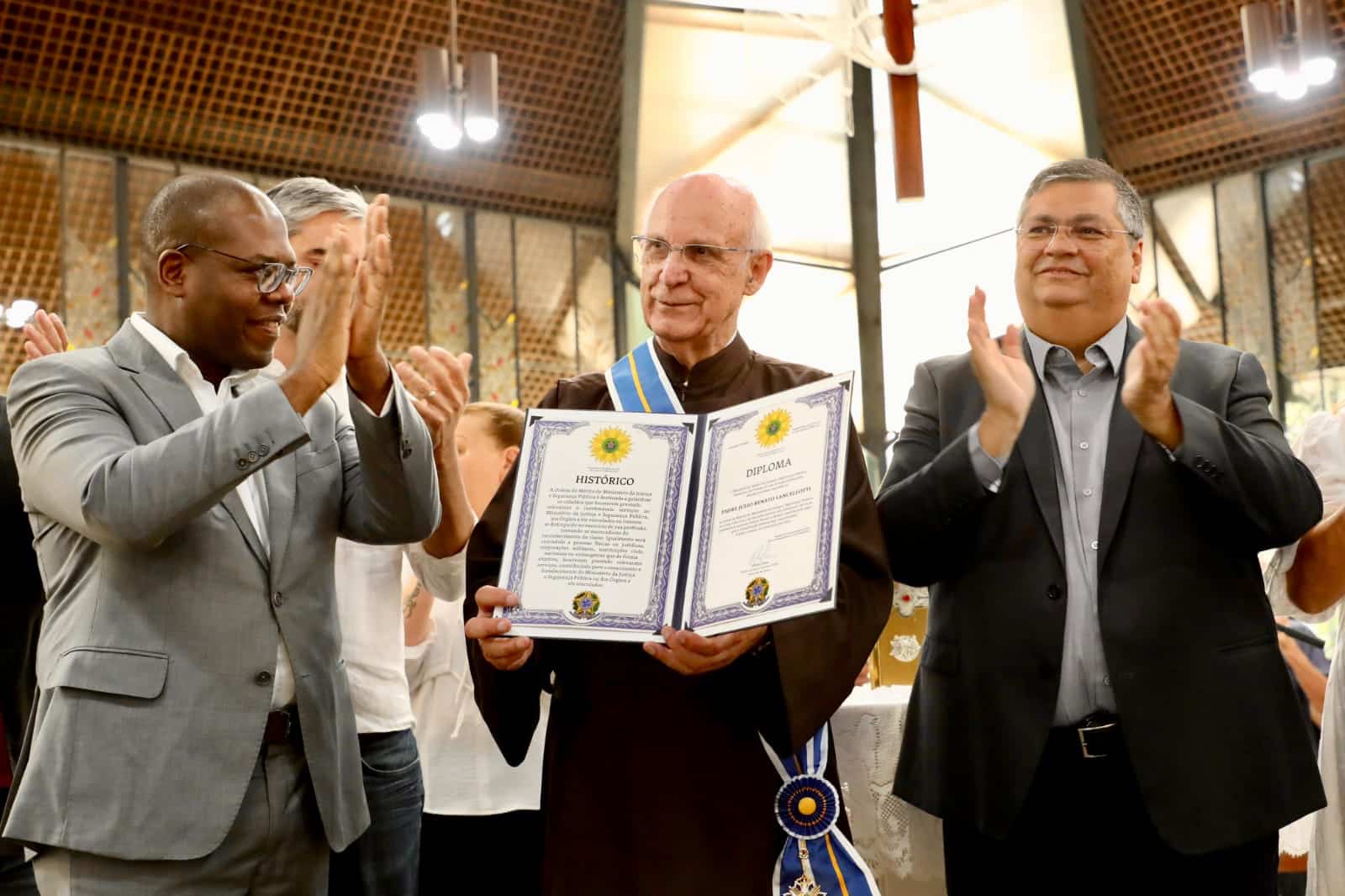 Padre Júlio Lancellotti recebe a Medalha da Ordem do Mérito do