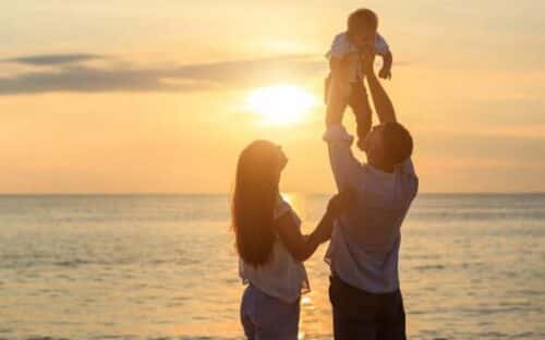 familia no conceito de praia pai jogando e carregando seu filho na praia tropical   edited