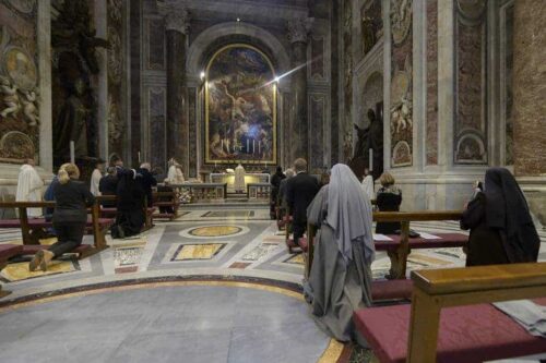 Itália e Vaticano retomam missas com a presença dos fiéis