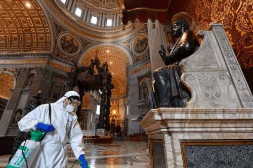 Higienização do interior da Basílica de São Pedro