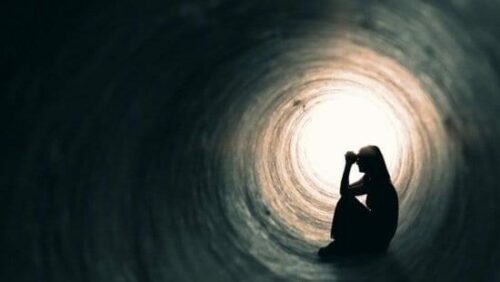 suicidio menina dentro do tunel escuro