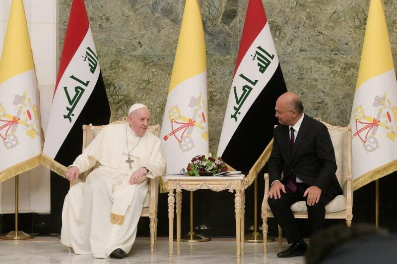 ‘O som do sino se mistura no chamado à oração no céu iraquiano’, afirma o presidente na acolhida ao Papa