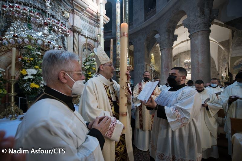 No Santo Sepulcro, cristãos de Jerusalém anunciam ao mundo que Cristo ressuscitou