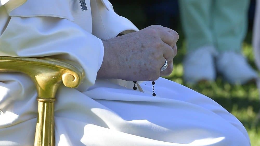 Nos jardins do Vaticano, Papa Francisco conclui ‘maratona’ de orações do Mês Mariano