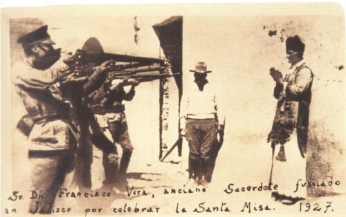 cristãos no mexico sacerdote sendo fuzilado scaled