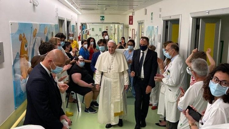 Depois de receber alta, Papa agradece carinho e pede orações pelos doentes