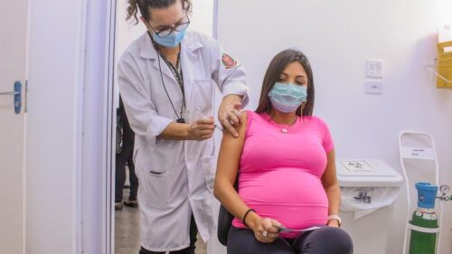 vacina contra covid  e aplicada em mulher gravida no estado de sao paulo