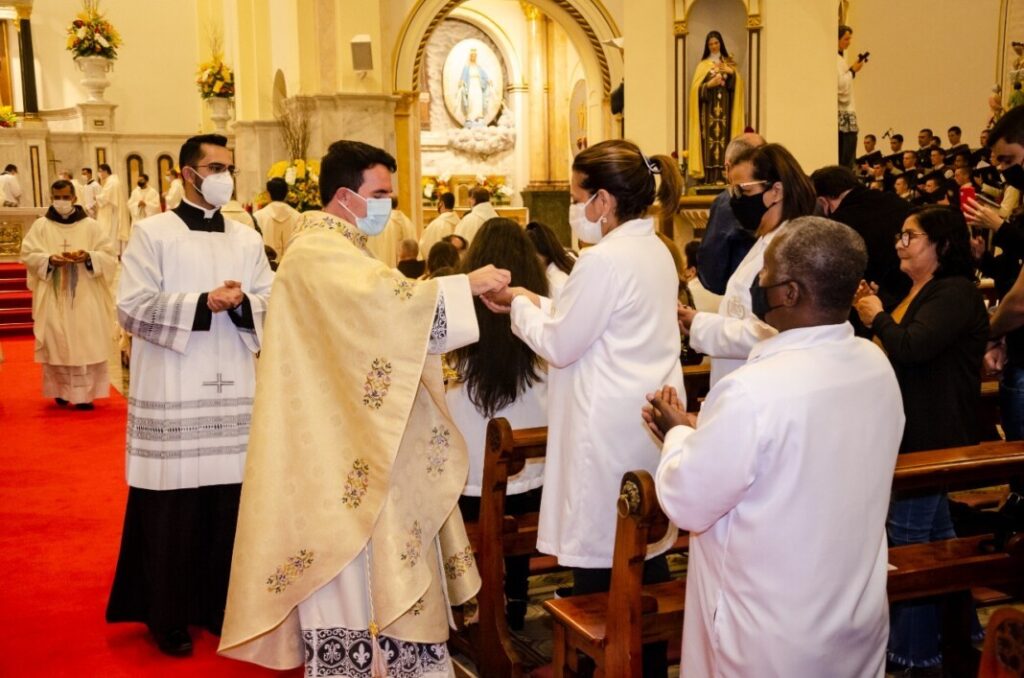 Padre José Roberto Abreu de Mattos celebra jubileu de prata presbiteral