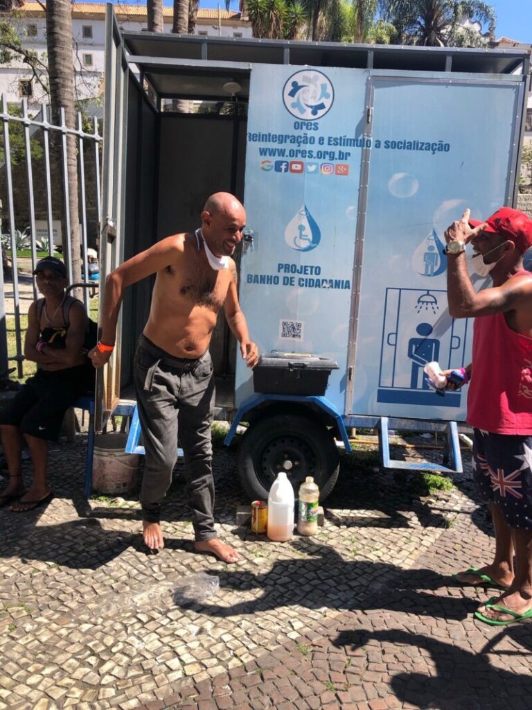 No ônibus adaptado, o banho solidário às pessoas em situação de rua, Jornal O São Paulo