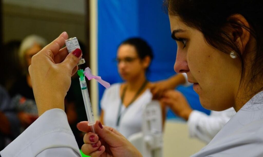 São Paulo atinge 100% da população adulta vacinada com primeira dose