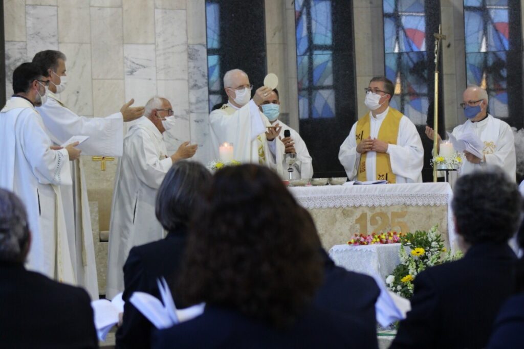 Cardeal Scherer preside missa no encerramento do jubileu de 125 anos das Irmãs Scalabrinianas, Jornal O São Paulo