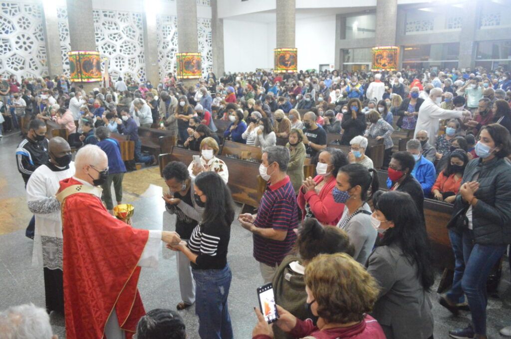 Devotos festejam São Judas Tadeu no santuário no Jabaquara, Jornal O São Paulo