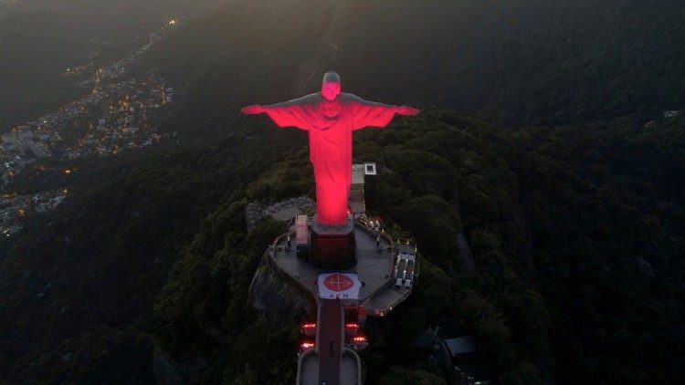 Prédios e monumentos serão iluminados de vermelho em campanha da ACN, Jornal O São Paulo