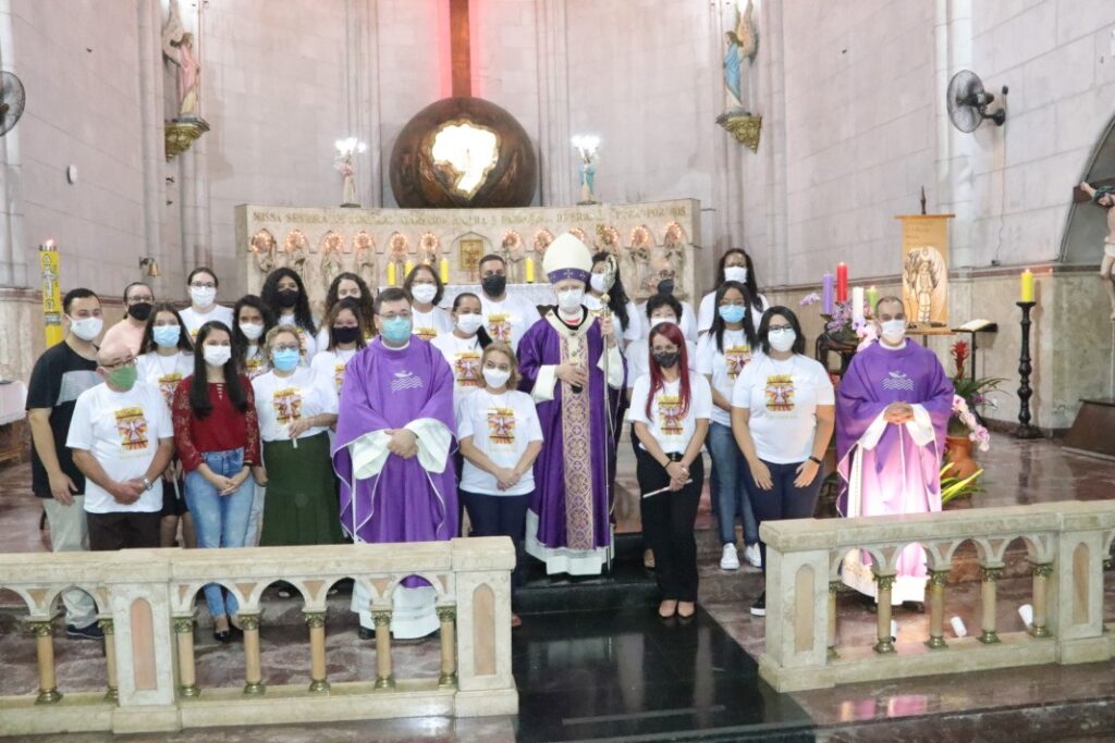 19 jovens recebem o sacramento da Crisma no Santuário Arquidiocesano Nossa Senhora Aparecida