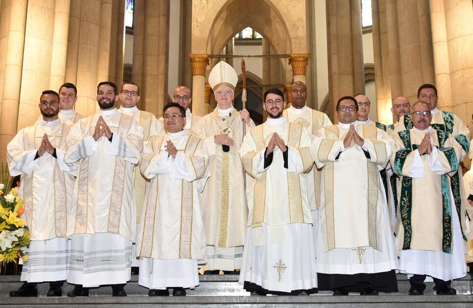 Cardeal Scherer ordena 13 diáconos para a Igreja em São Paulo, Jornal O São Paulo
