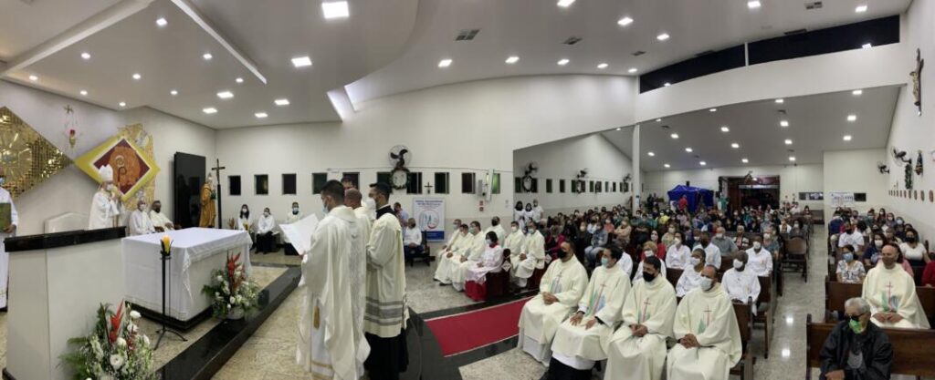 Cardeal Scherer dá posse a administrador e vigário paroquiais da Paróquia São Pedro