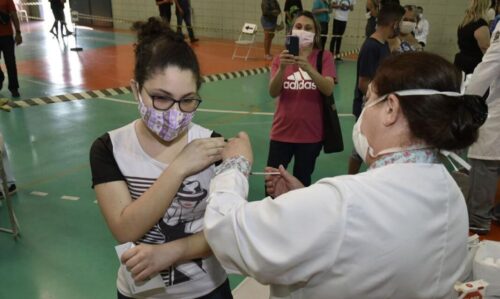 vacinacao covid  em adolescentes  mais no cece aramis c