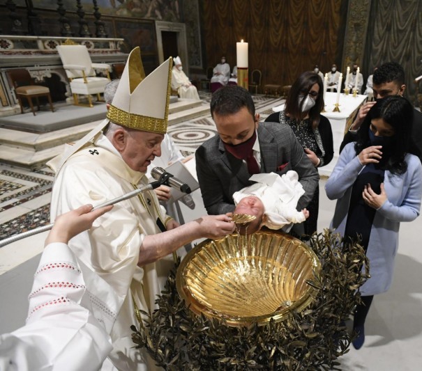 Papa Francisco batiza 16 crianças na Capela Sistina