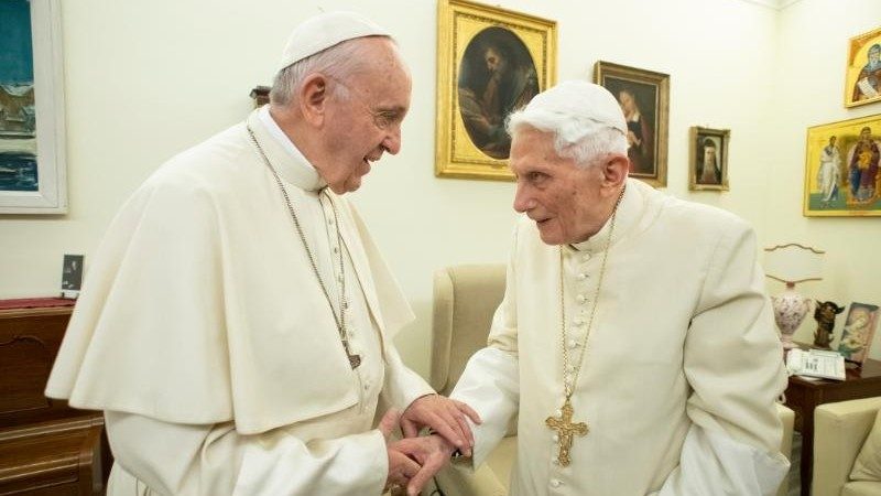 Papa Francisco envia mensagem de apoio a Bento XVI