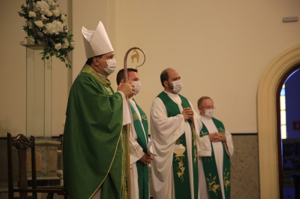 Frades franciscanos são apresentados na Paróquia São Francisco de Assis