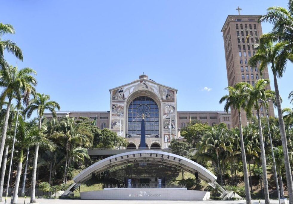 Aparecida hoje faxada da Basílica quase pronta. 