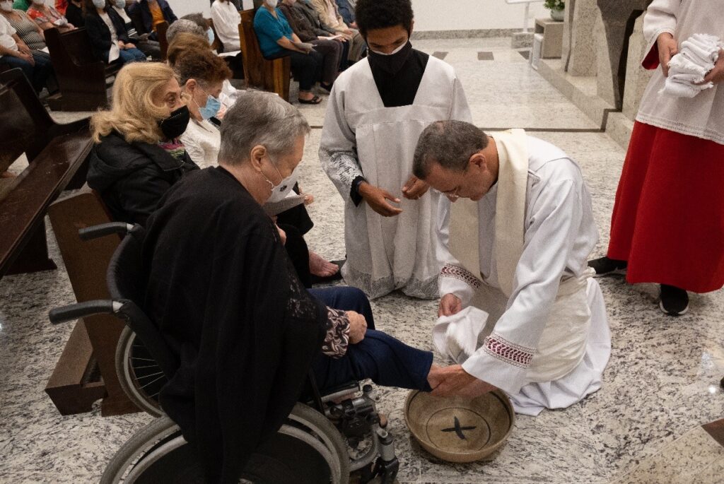 Na Quinta-feira Santa, Dom Carlos Lema Garcia lava os pés de idosos