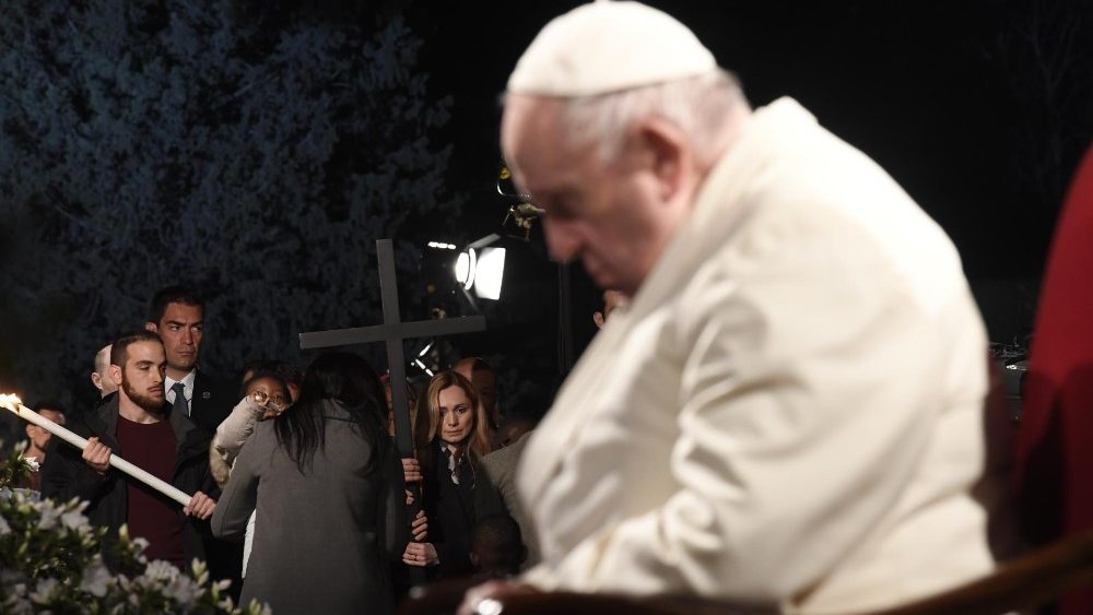 Papa Francisco na Via-Sacra: 'Senhor, desarmai a mão levantada do irmão contra o irmão