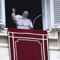 O convite do Papa no Regina Coeli: como Pedro, lançar-se em direção a Jesus