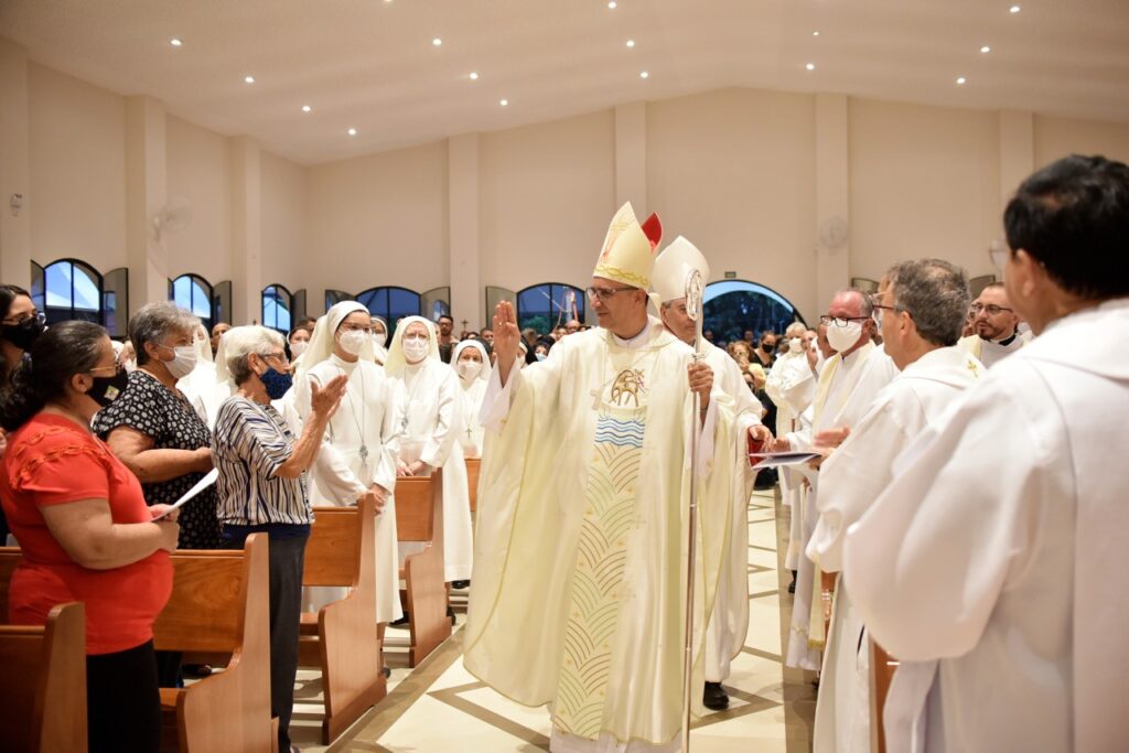 Monsenhor Rogério Augusto é ordenado Bispo pelo Cardeal Scherer