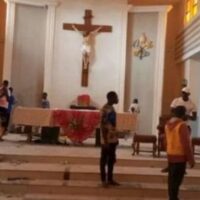 Massacre em templo católico na Nigéria vitima ao menos 50 pessoas