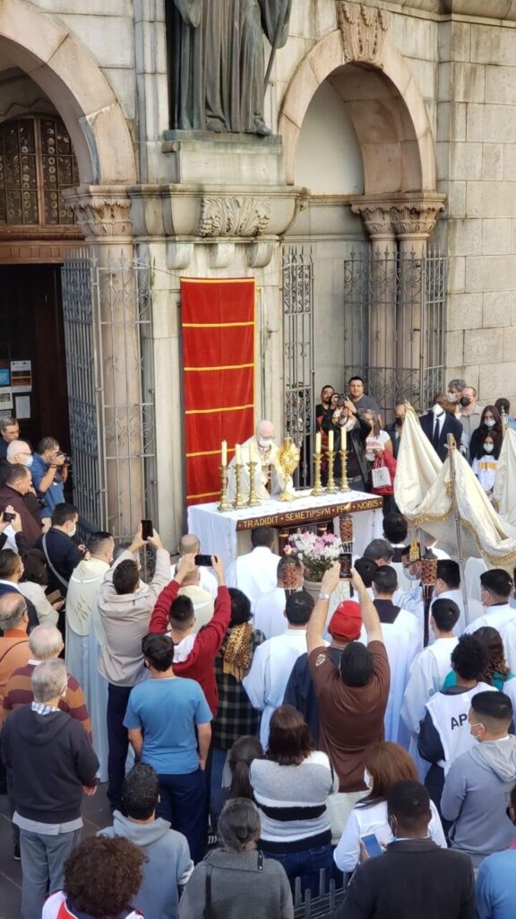 Na procissão de Corpus Christi, a Igreja em São Paulo roga a Deus pelo sínodo e pela dignidade humana, Jornal O São Paulo