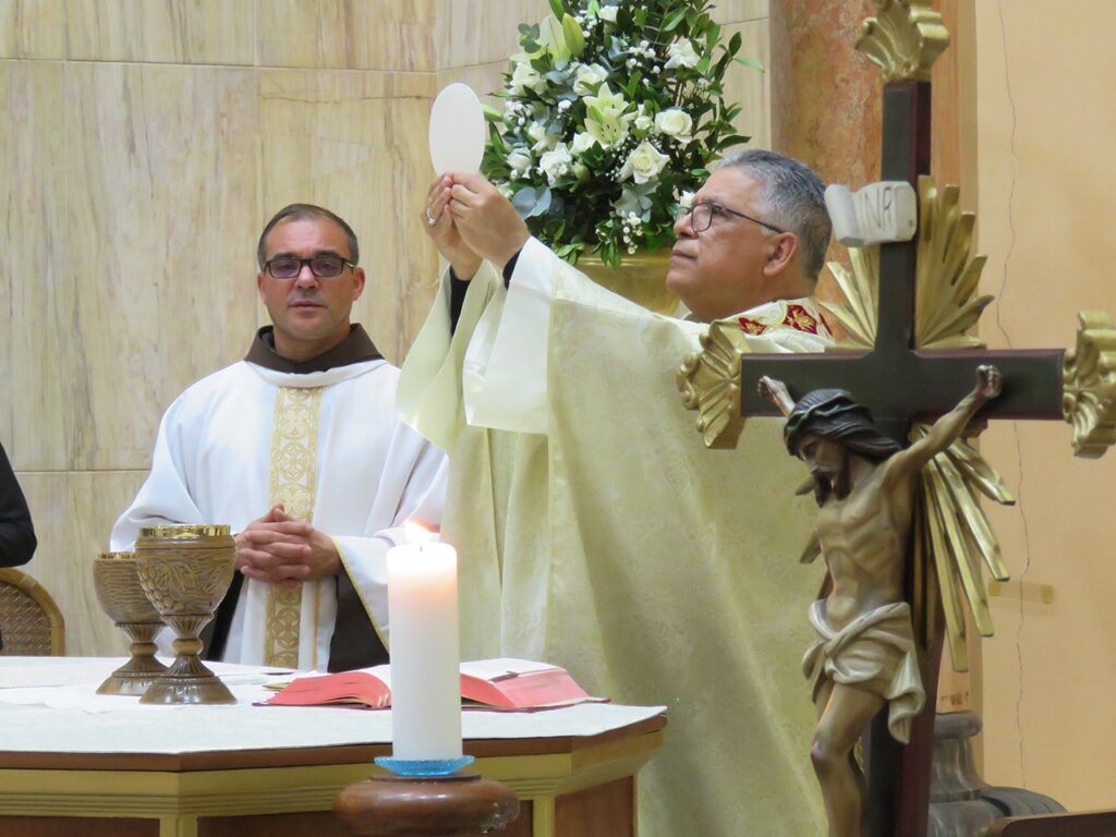 Dom Carlos Silva preside missa na Paróquia Santo Antônio do Pari, Jornal O São Paulo