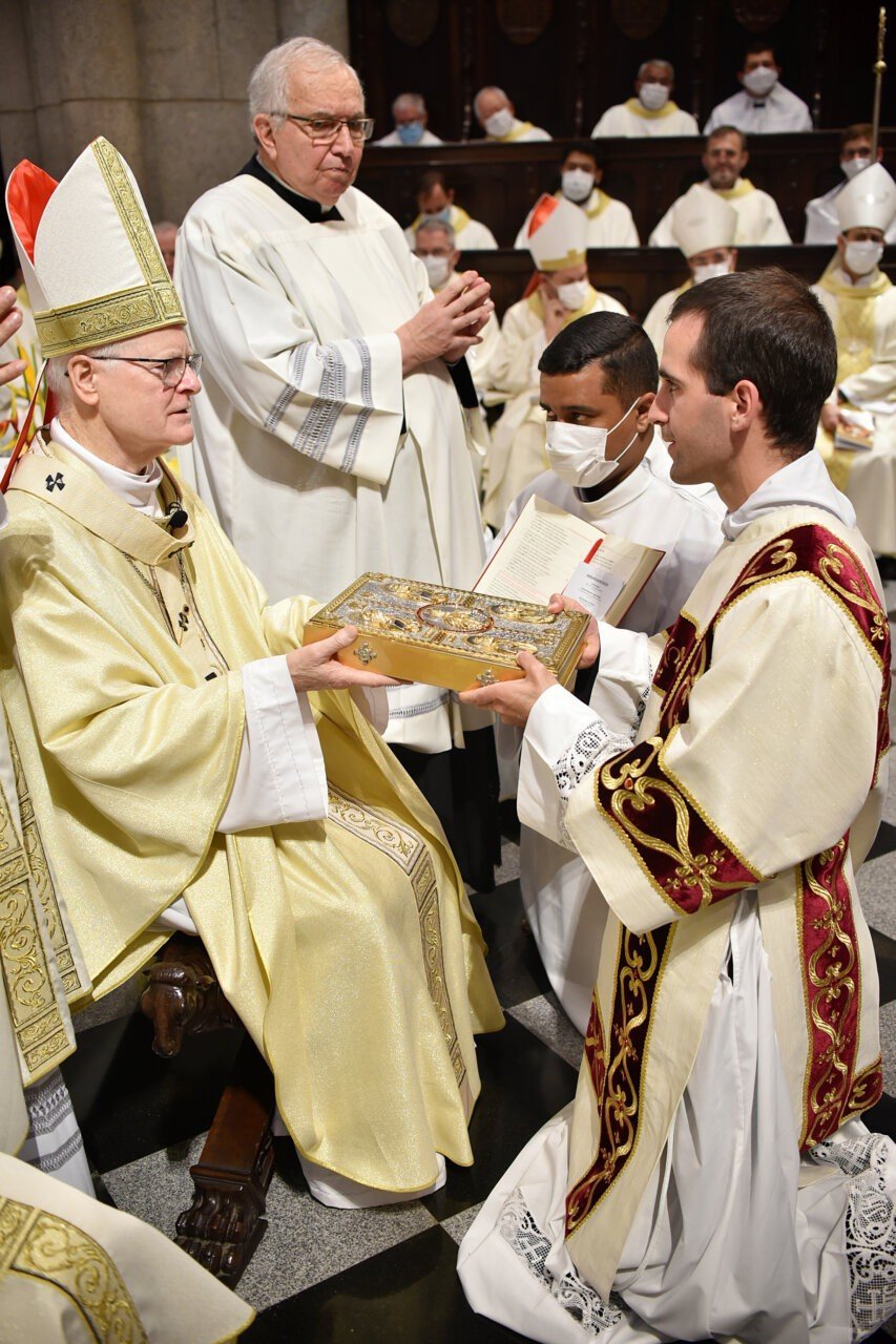 Ordenados diáconos para servir a Igreja na Eucaristia, na Palavra e na ...