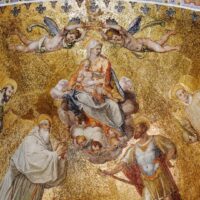Maria foi Assunta aos Céus: alegrem- se os Anjos!