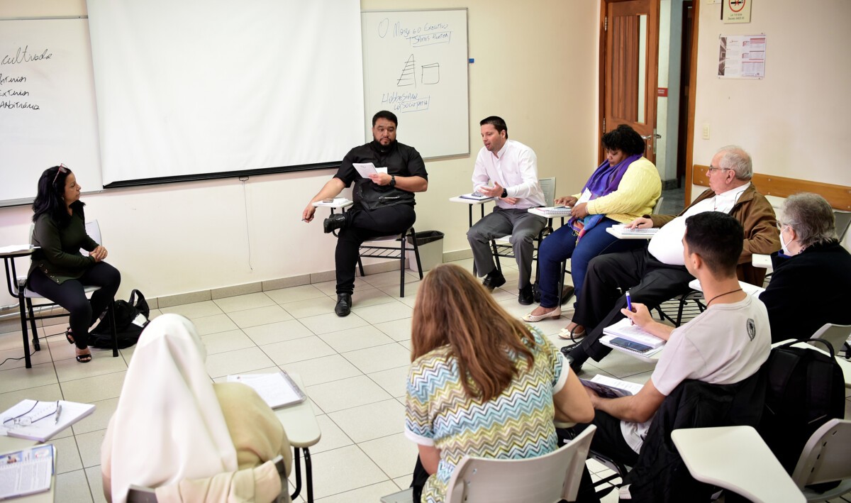 Membros da assembleia sinodal começam a elaborar propostas para práticas pastorais e de evangelização, Jornal O São Paulo
