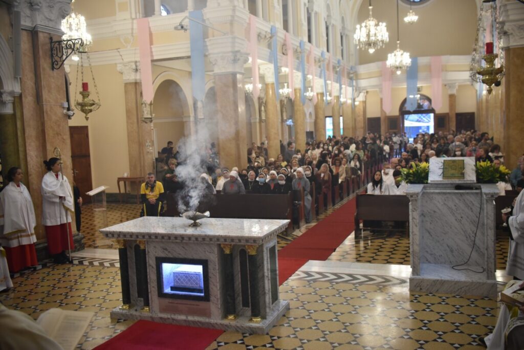 Cardeal Scherer dedica Igreja Nossa Senhora do Rosário de Pompeia e seu novo altar, Jornal O São Paulo