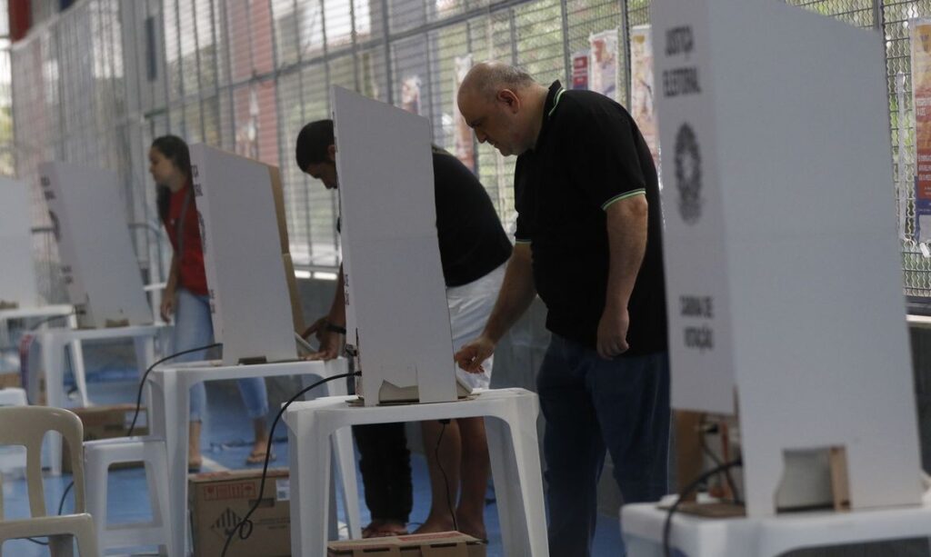 Deputados e senadores definidos e 2o turno em 12 estados e para a eleição presidencial, Jornal O São Paulo