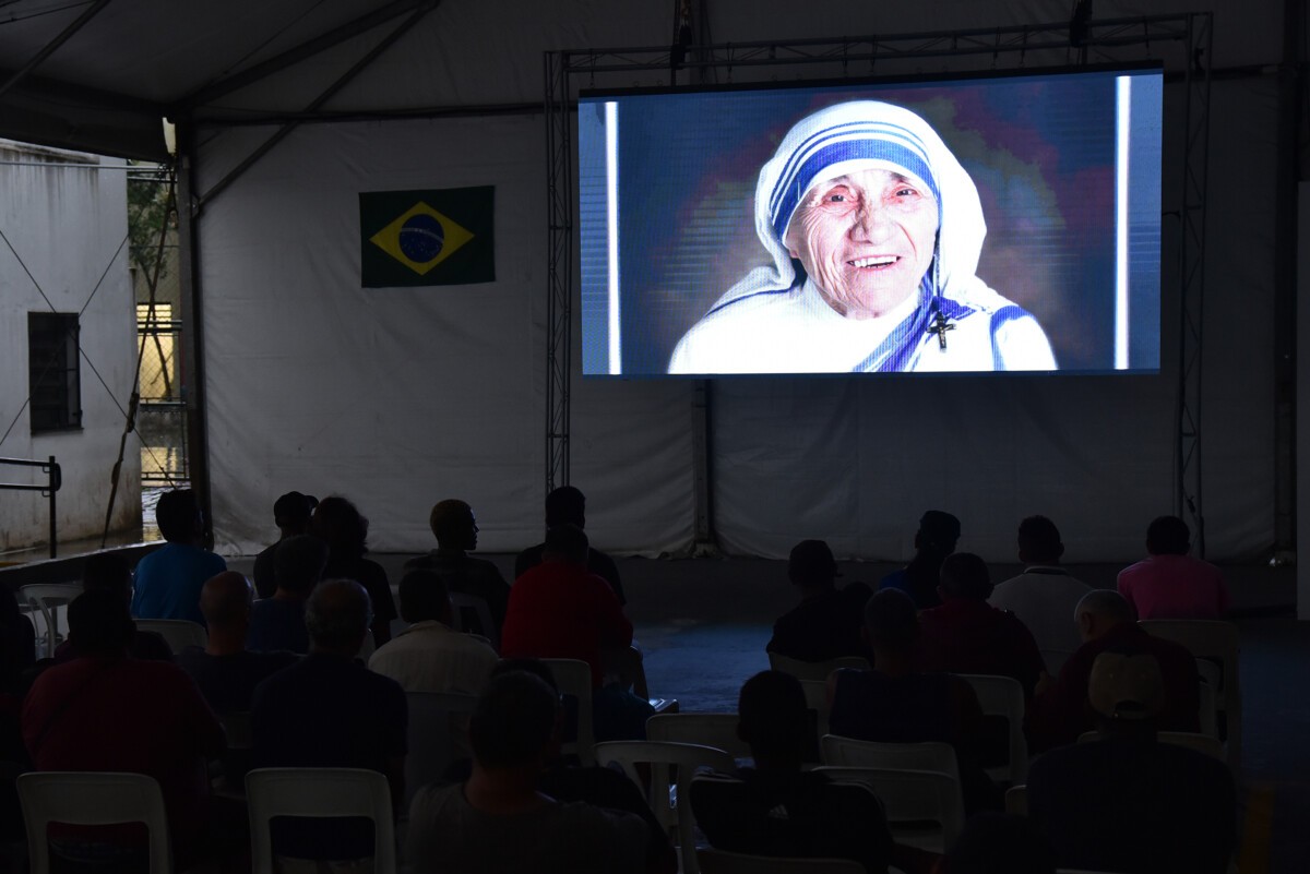 Pessoas em situação de rua assistem ao novo documentário sobre Santa Teresa de Calcutá Jornal Pessoas em situação de rua assistem ao novo documentário sobre Santa Teresa de Calcutá Jornal