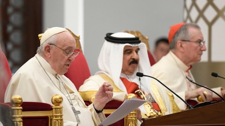 ‘Trabalhemos juntos, em prol do todo, em prol da esperança!’, diz o Papa na chegada ao Bahrein, Jornal O São Paulo