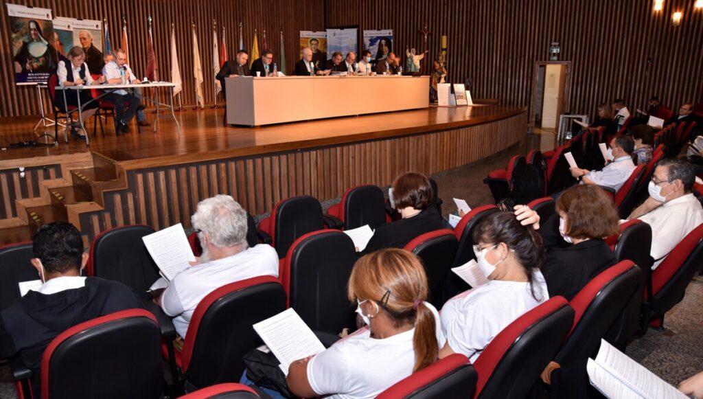 Participantes votam nas propostas finais do relatório geral do 1° sínodo arquidiocesano, Jornal O São Paulo