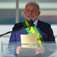 Luiz Inácio Lula da Silva assume a presidência da República