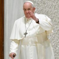 Papa Francisco é hospitalizado com uma infecção respiratória