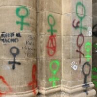 Na Bolívia, grupos feministas radicais atacam igrejas no Dia Internacional da Mulher