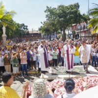Dom Carlos Silva, padres e fiéis participam da Via-Sacra Regional