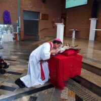 Fiéis recebem Dom José Benedito para as celebrações da Semana Santa 