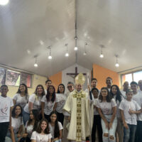 Região Belém: Fiéis participam de missas com crismas e da posse de pároco