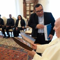 Papa recebe presidente, cofundadores e membros da Canção Nova