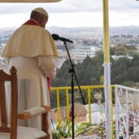 Papa: nosso trabalho como cristãos não se limita às paredes de nossas igrejas