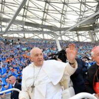 Papa se despede da França, após missa com 50 mil pessoas em Marselha